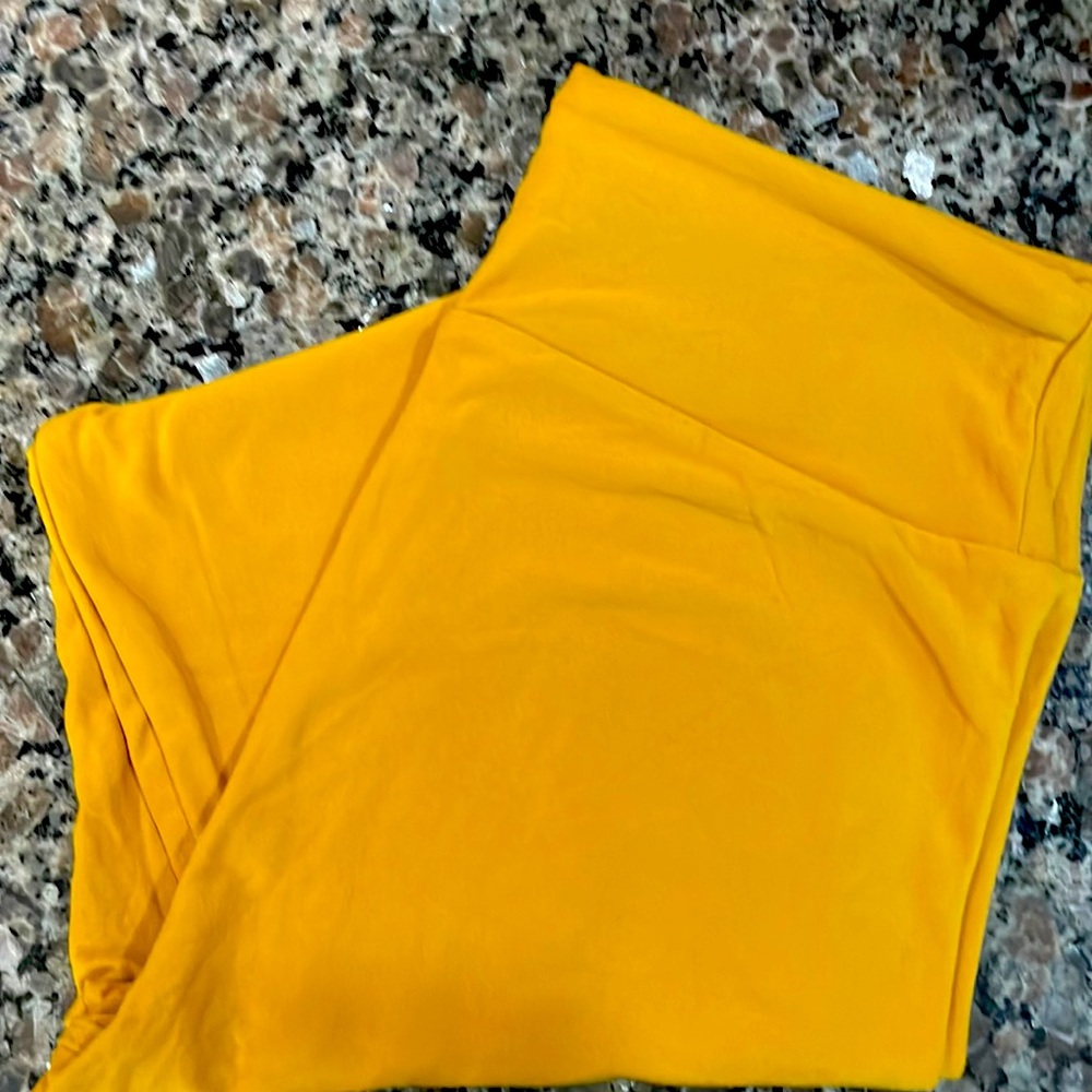 New without tags Lularoe one size mustard leggings.